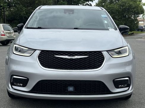 Used 2024 Chrysler Pacifica Touring-L FWD image 16