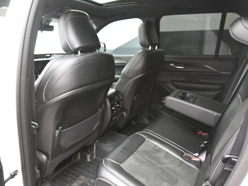 Used 2025 Jeep Grand Cherokee Altitude RWD image 2