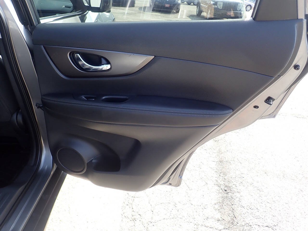 Used 2016 Nissan Rogue SV w/ SV Premium Package AWD/4WD image 30