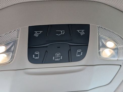 Used 2024 Chrysler Pacifica Select image 36