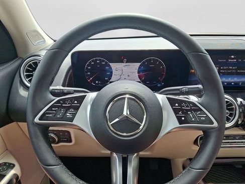 Used 2025 Mercedes-Benz GLB 250 4MATIC image 23