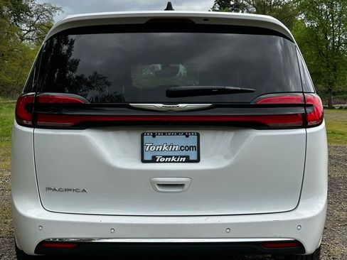Used 2023 Chrysler Pacifica Touring-L FWD image 9