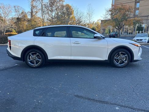 New 2025 Kia K4 LXS image 2