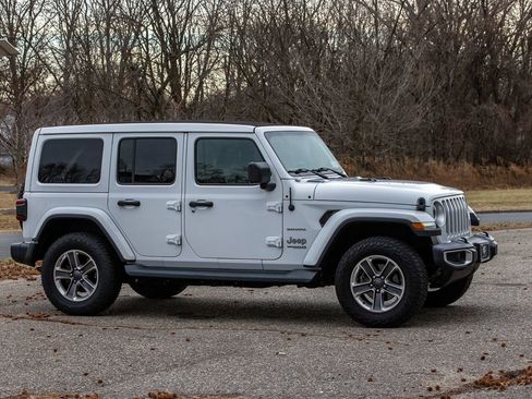 Used 2020 Jeep Wrangler Unlimited Sahara image 3