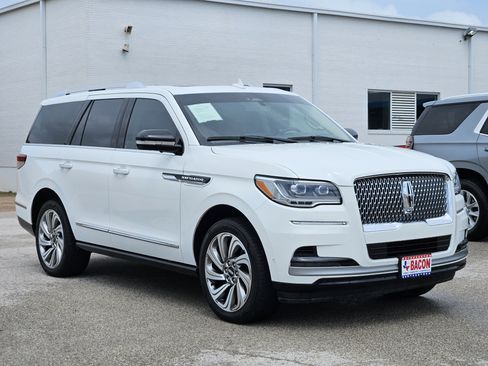 Used 2023 Lincoln Navigator Reserve AWD/4WD image 3