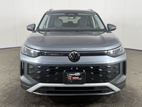 Used 2026 Volkswagen Tiguan SE FWD image 2