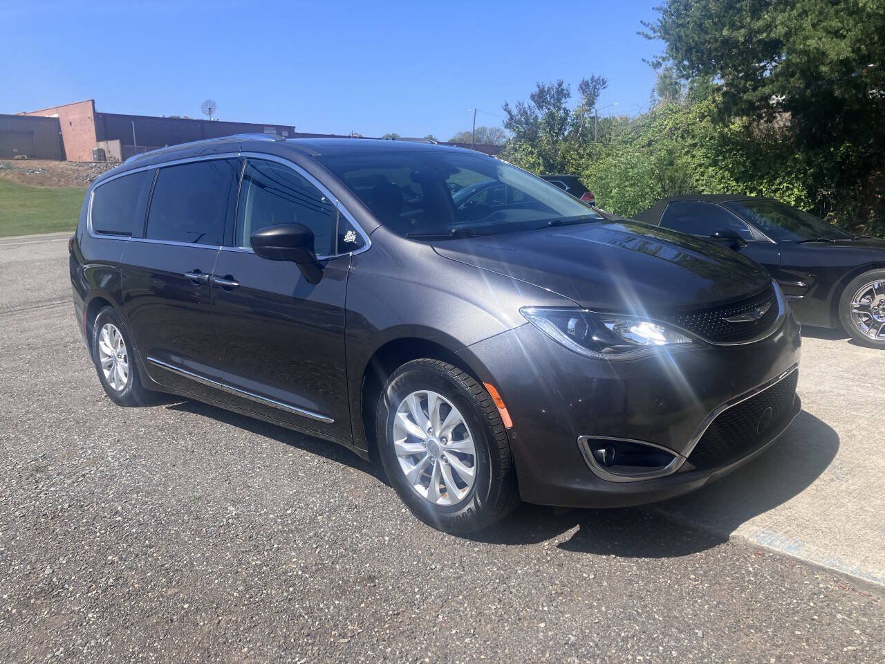 Used 2019 Chrysler Pacifica Touring-L w/ Advanced Safetytec Group FWD image 3