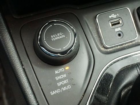 Certified 2019 Jeep Cherokee Limited w/ Trailer Tow Group image 31