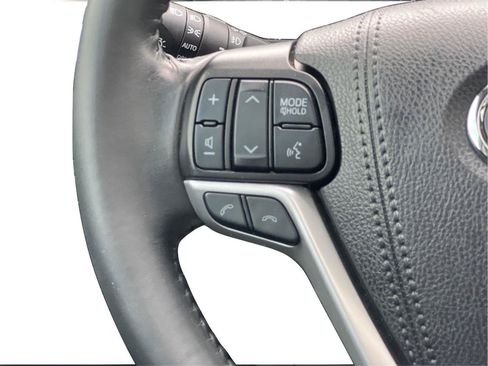 Used 2019 Toyota Highlander XLE AWD/4WD image 18