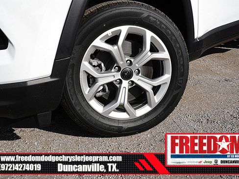 New 2026 Jeep Compass Latitude image 9