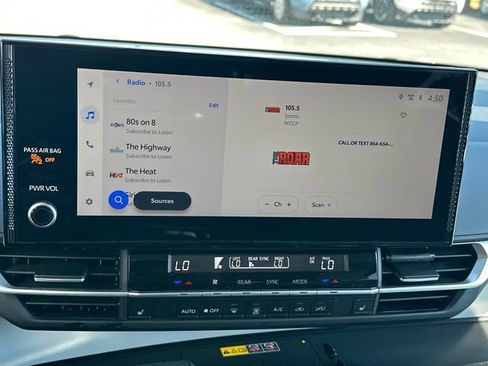 Used 2025 Toyota Sienna XLE FWD image 21