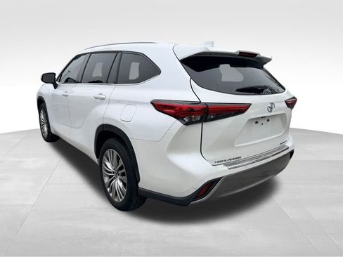 Used 2023 Toyota Highlander Platinum image 7