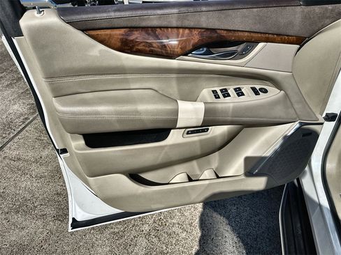 Used 2016 Cadillac Escalade Luxury image 21