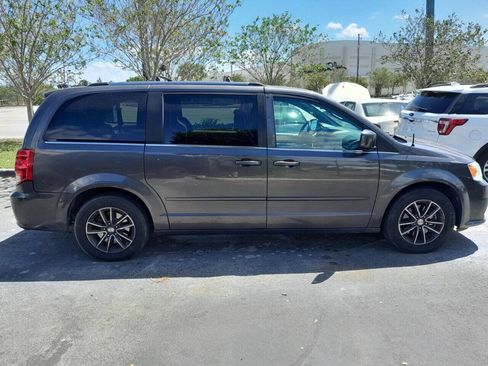 Used 2017 Dodge Grand Caravan SXT FWD image 2