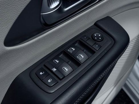 Used 2023 Chrysler Pacifica Touring-L FWD image 15