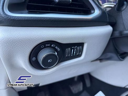 Used 2021 Chrysler Pacifica Touring-L image 20