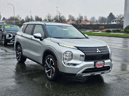 New 2025 Mitsubishi Outlander SE image 3