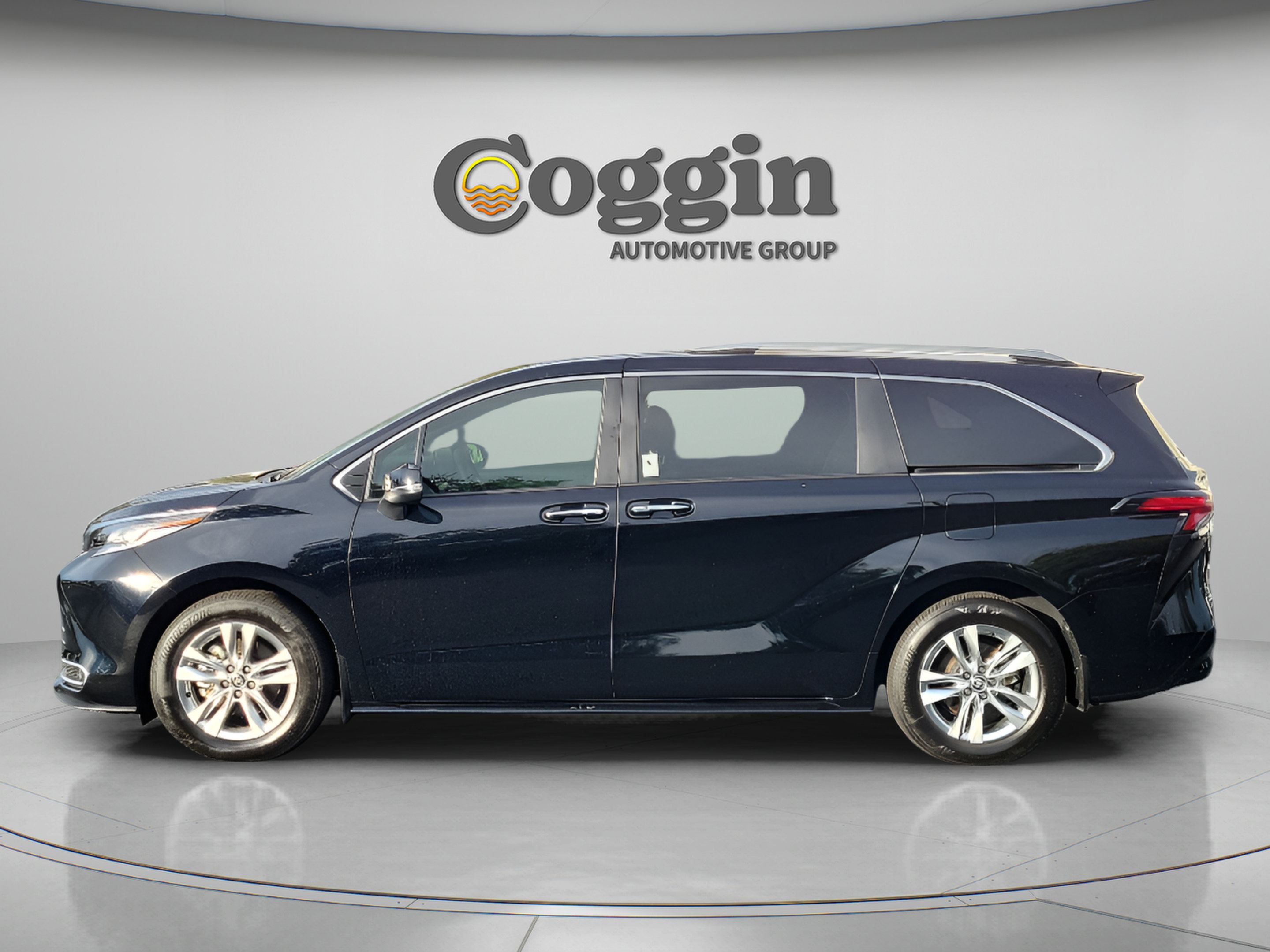 Certified 2026 Toyota Sienna Limited FWD image 5