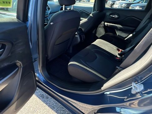 Used 2019 Jeep Cherokee Latitude w/ Cold Weather Group image 20