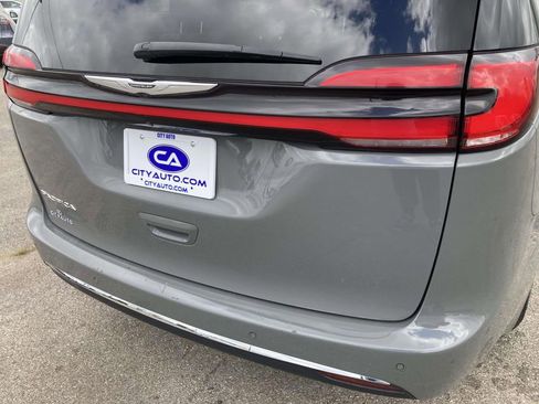 Used 2023 Chrysler Pacifica Touring-L FWD image 10