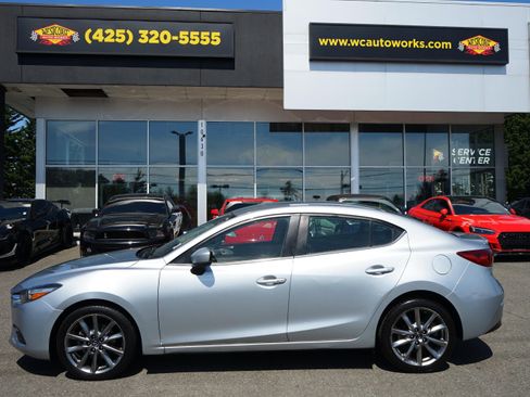 Used 2018 MAZDA MAZDA3 Touring FWD image 2