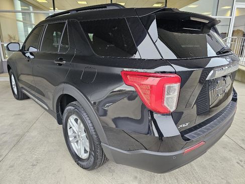 Used 2022 Ford Explorer XLT image 3