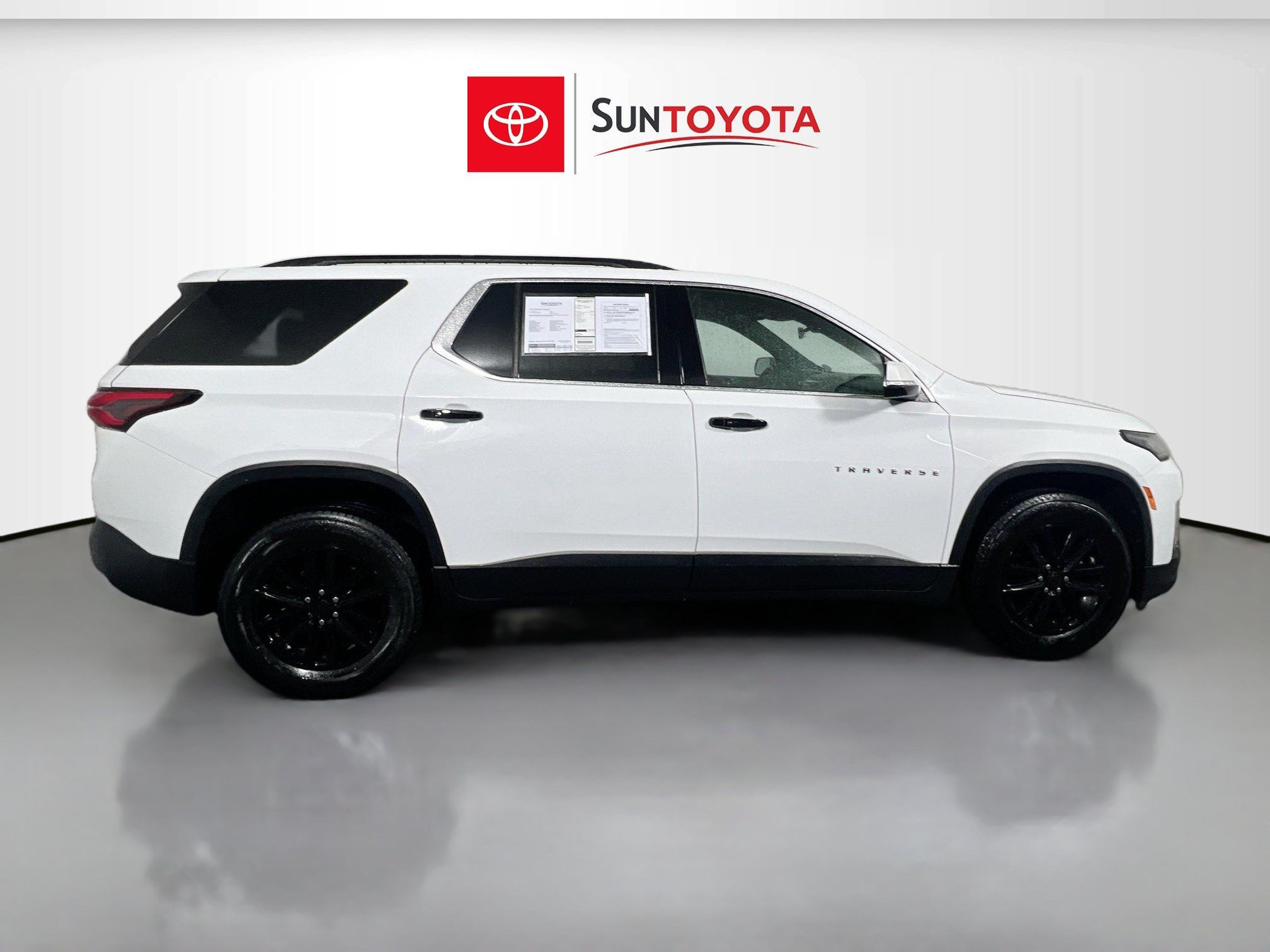 Used 2023 Chevrolet Traverse LT FWD image 2