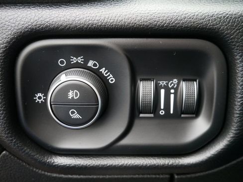 Used 2019 RAM 1500 Big Horn AWD/4WD image 16