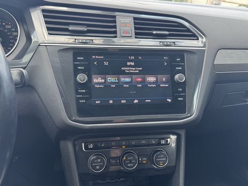 Used 2018 Volkswagen Tiguan SE w/ Panoramic Sunroof Package AWD/4WD image 9