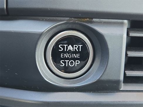 Used 2023 Nissan Pathfinder S image 21