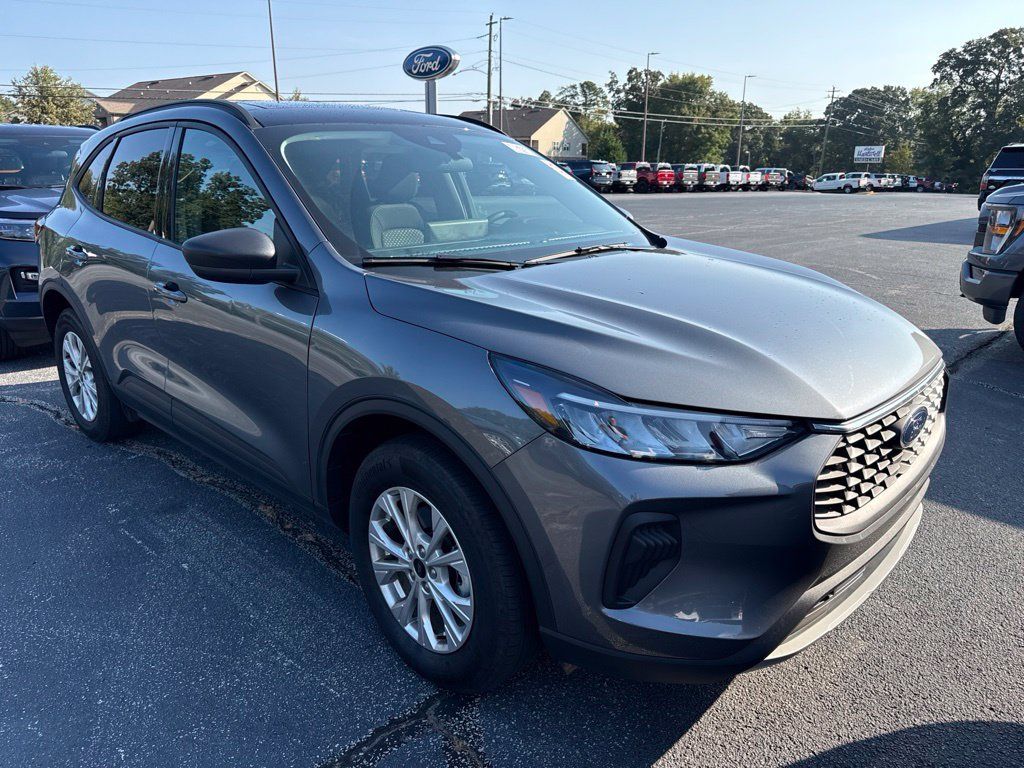 Used 2025 Ford Escape Active w/ Active Premium Tech Pack AWD/4WD image 1