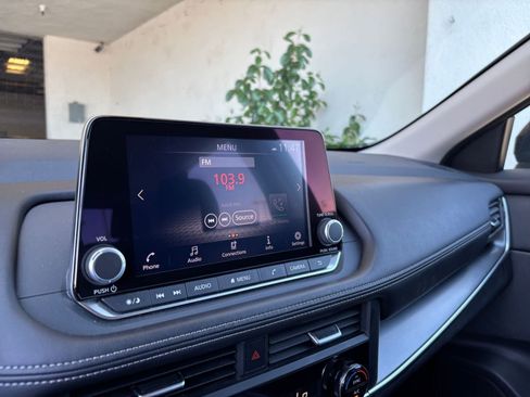 Used 2025 Nissan Rogue SV FWD image 20