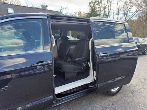Used 2022 Chrysler Voyager LX FWD image 17