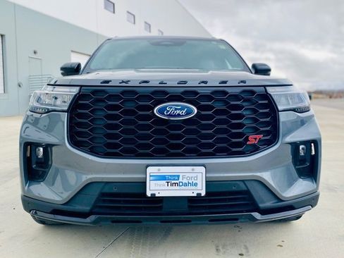 Used 2025 Ford Explorer ST image 2