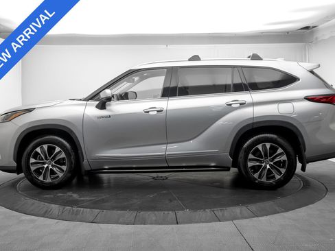 Used 2021 Toyota Highlander XLE AWD/4WD image 4