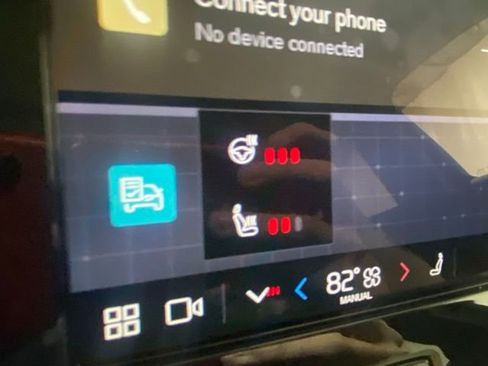 Used 2025 Volvo XC40 B5 Ultra image 25