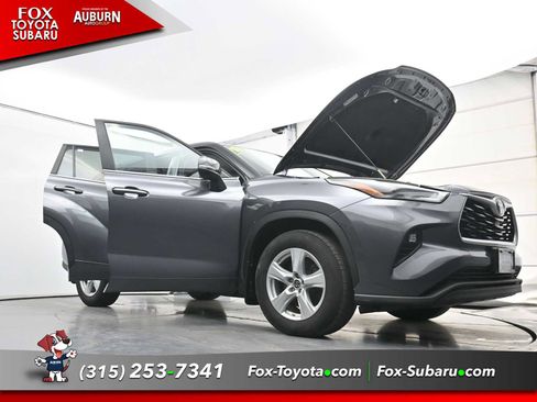 Used 2024 Toyota Highlander LE AWD/4WD image 38