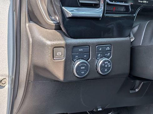 Used 2025 GMC Sierra 1500 SLT AWD/4WD image 18
