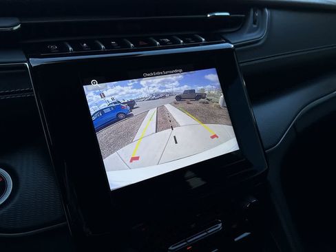 Used 2024 Jeep Grand Cherokee L Laredo image 20