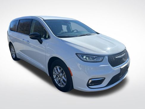 Used 2024 Chrysler Pacifica Touring-L image 9
