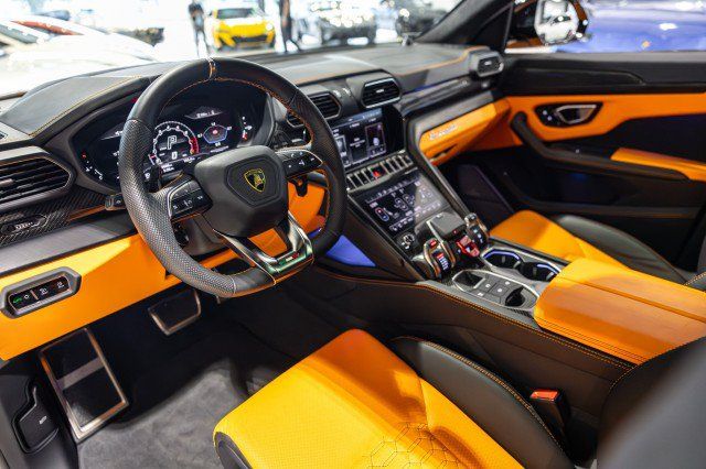 Used 2022 Lamborghini Urus AWD/4WD image 12