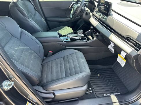 Used 2025 Mitsubishi Outlander SE FWD image 13