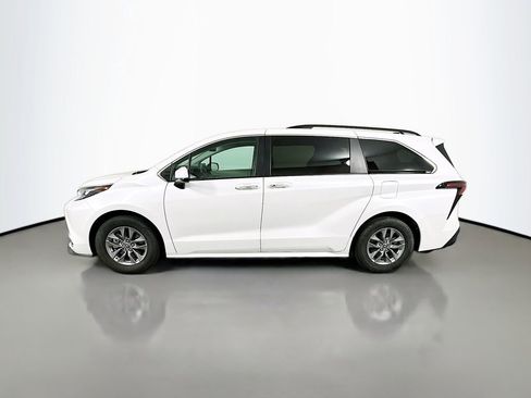 Used 2024 Toyota Sienna XLE image 8
