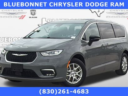 Used 2025 Chrysler Pacifica Select