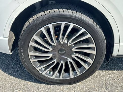 Used 2022 Lincoln Corsair AWD w/ Premium Package image 11