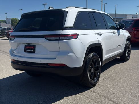 Used 2025 Jeep Grand Cherokee Altitude AWD/4WD image 5