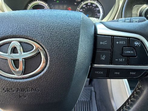 Used 2023 Toyota Highlander LE AWD/4WD image 20