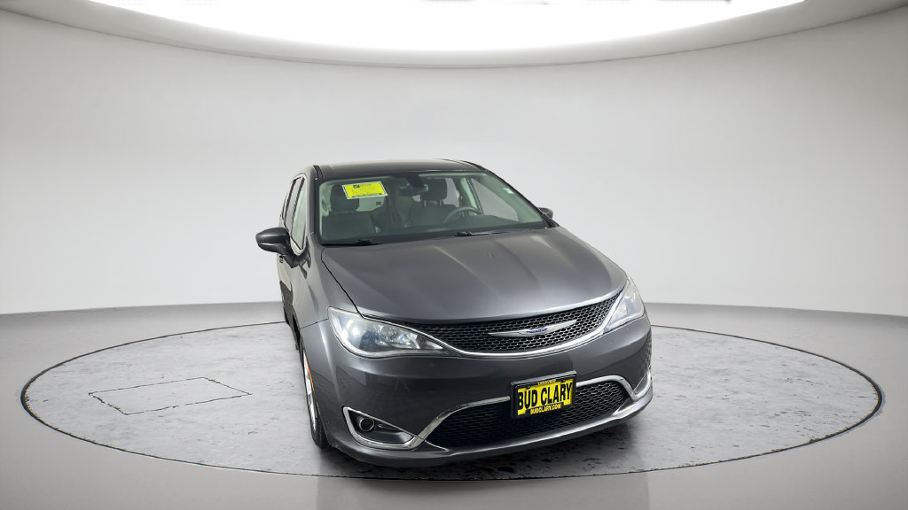 Used 2018 Chrysler Pacifica Touring Plus w/ Tire & Wheel Group FWD image 4