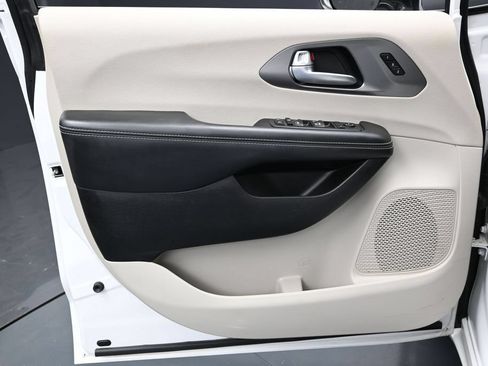 Used 2024 Chrysler Pacifica Touring-L FWD image 16