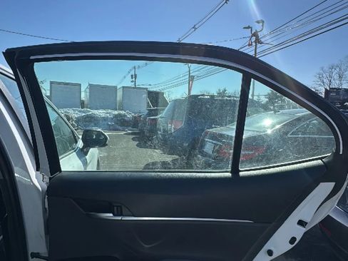 Used 2018 Toyota Camry LE image 23